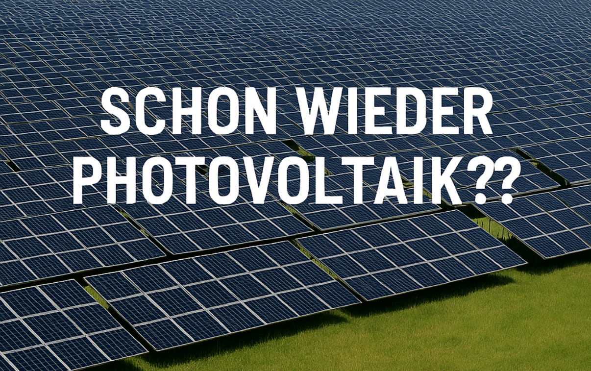 Freiflächen-Photovoltaikanlage mit Text „Schon wieder Photovoltaik?“ – symbolisiert stagnierende Attraktivität von PV-Investments.